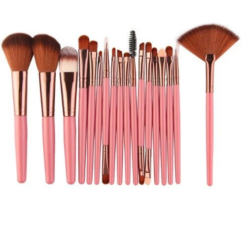 18 Make-Up and Brush Suits With Fan-Shaped